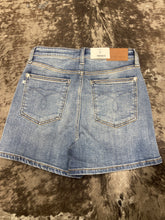 Load image into Gallery viewer, Judy Blue Woman’s High Waisted Slim Shorts