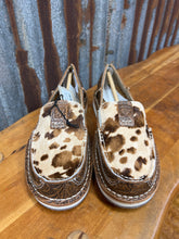 Load image into Gallery viewer, Women’s Ariat Tan Floral Emboss Cruiser