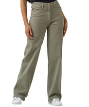 Load image into Gallery viewer, Wrangler Women’s Loose Straight Leg Jeans.