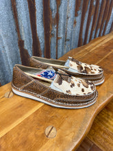 Load image into Gallery viewer, Women’s Ariat Tan Floral Emboss Cruiser