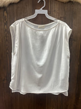 Load image into Gallery viewer, Sleeveless Solid Color Top.
