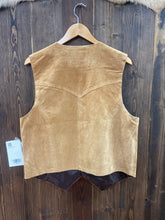 Load image into Gallery viewer, Men’s Tan Suede Vest W/ Pockets