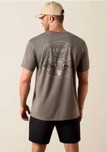 Load image into Gallery viewer, Ariat Men’s Desert Badge Tradition Smoked Pearl SS Tshirt