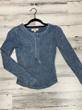 Load image into Gallery viewer, Women’s Blue Washed Ribbed Top