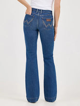 Load image into Gallery viewer, Woman’s Wrangler Retro Mae Trouser